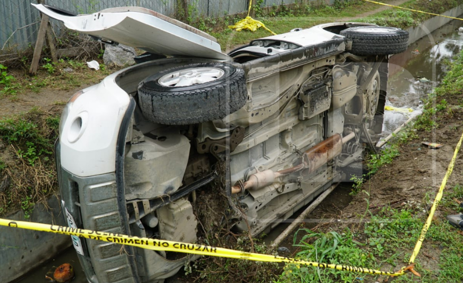 El vehículo cayó en un drenaje de ese sector.