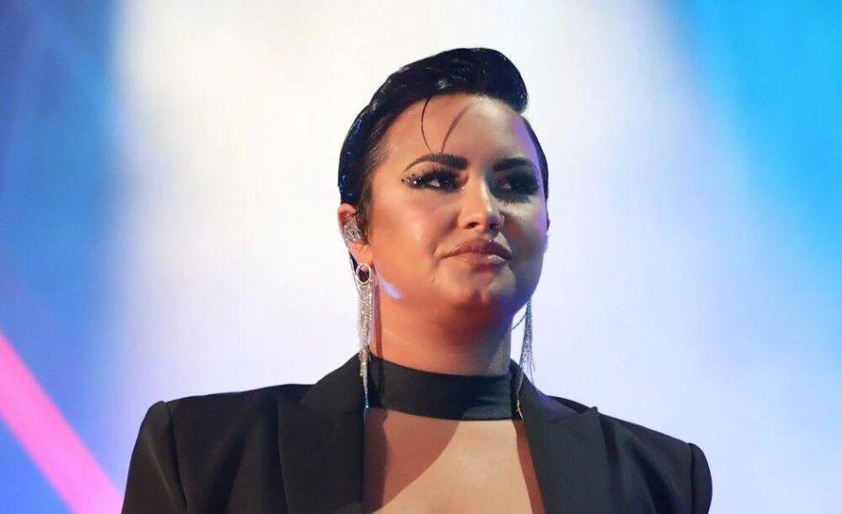“Soy una persona muy fluida en lo que respecta a mi género, mi sexualidad, mi música y mi creatividad”, dijo Lovato en el podcast, una serie de entrevistas breves con celebridades.