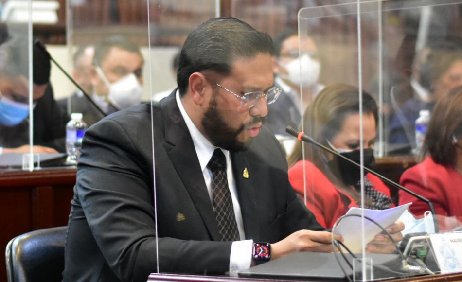 “Hacemos con nuestro salario maravillas y milagros”: diputado Mauricio Rivera