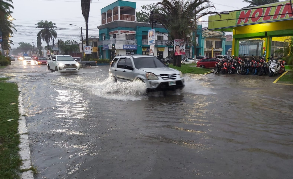 Las imágenes de las fuertes inundaciones en La Ceiba tras ingreso de frente frío