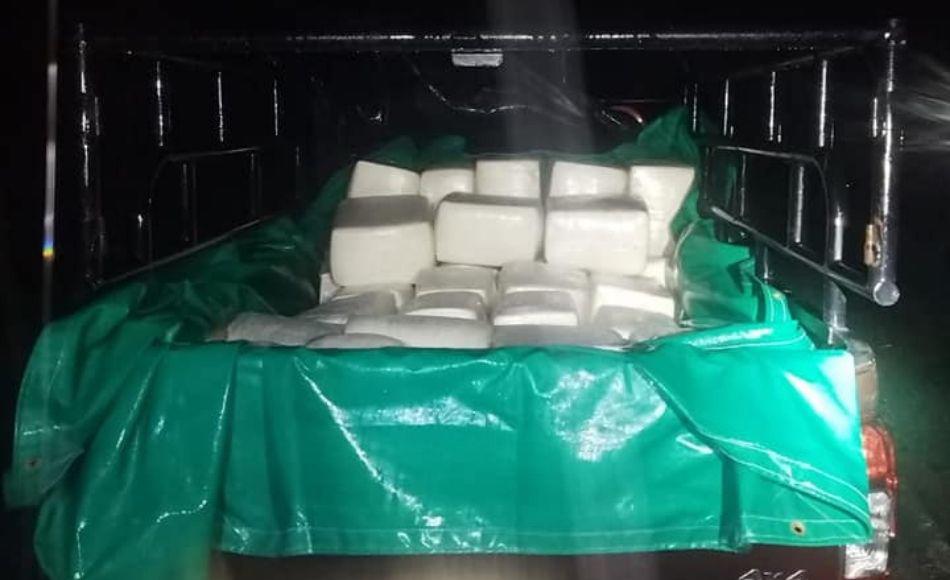 Capturan a dos hombres acusados de contrabando de 7,000 libras de queso
