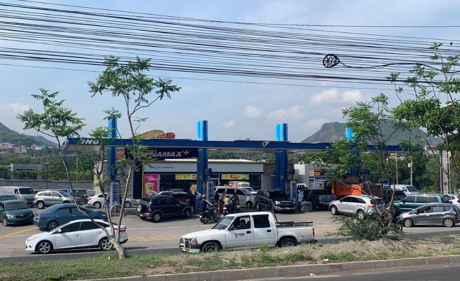 Caos en gasolineras por desabastecimiento de combustible en Honduras