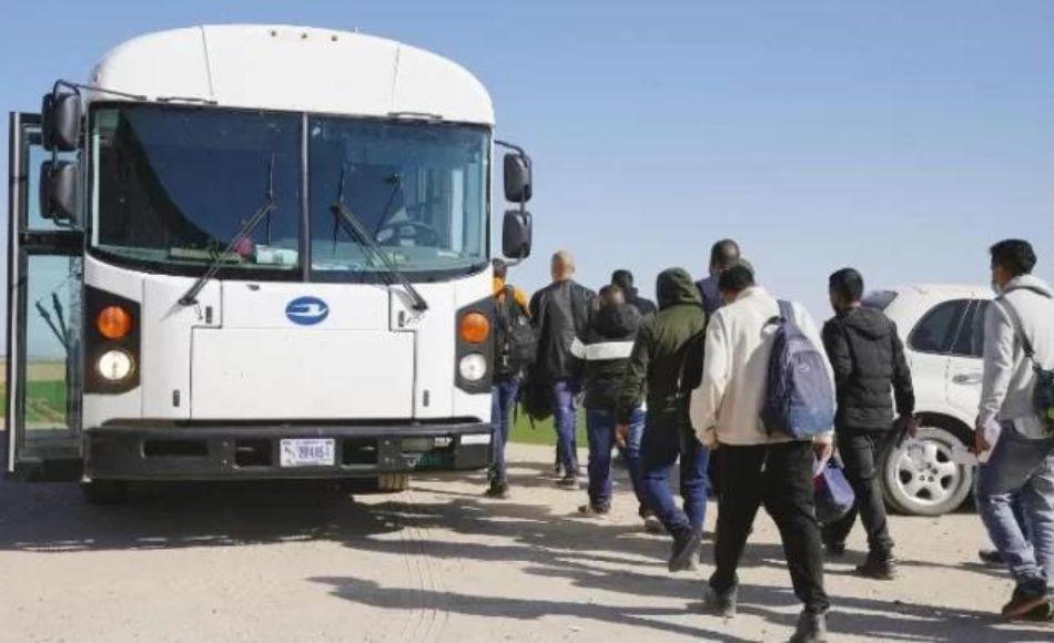 Texas inicia el envío a Nueva York de autobuses con migrantes indocumentados