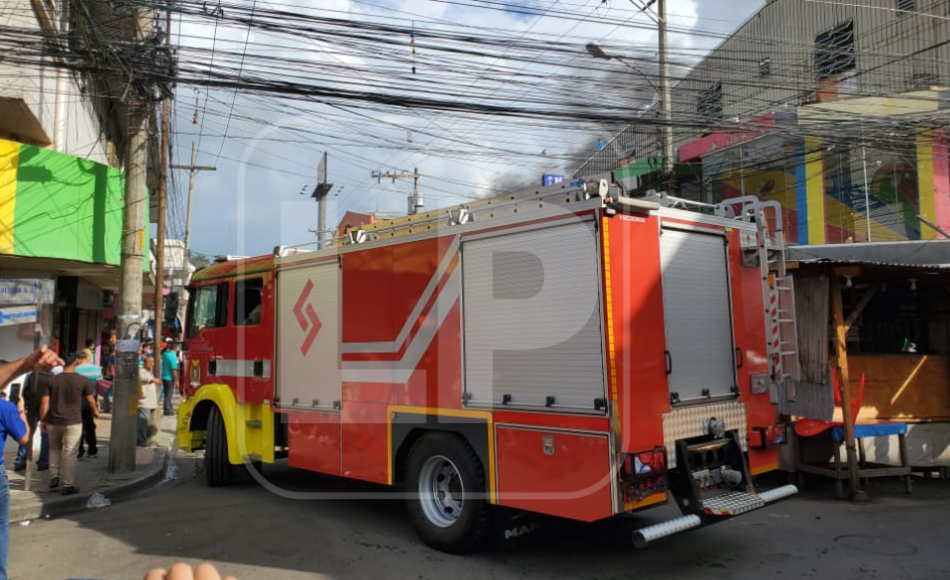 Impactantes imágenes del incendio que consumió varios negocios en el centro de San Pedro Sula