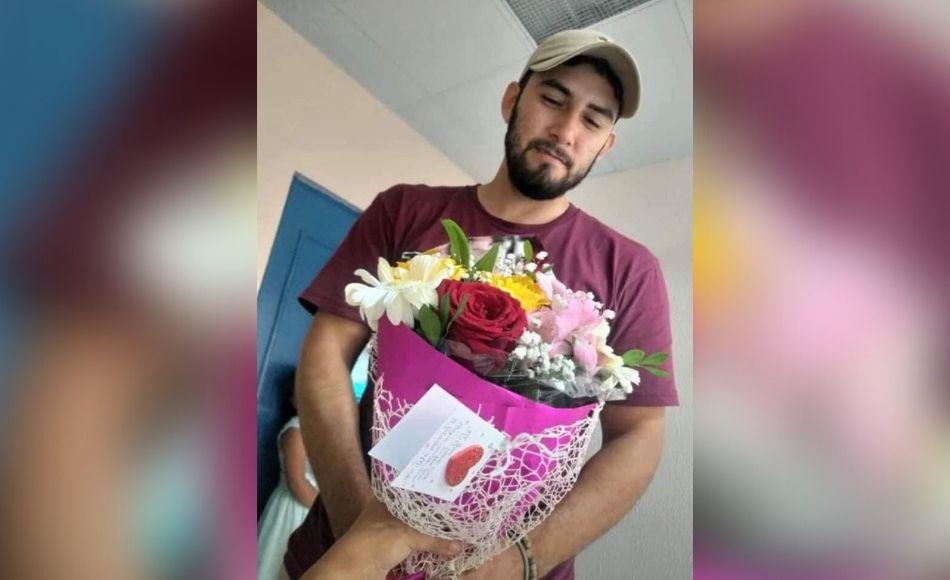 Esta fue la última foto que compartió en las redes de Carlos Omar, cuando llevó esta mañana flores a su esposa quien acababa da dar a luz a su hijo.