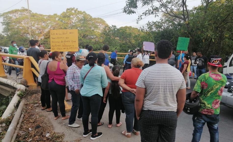 Vendedores de las aceras se toman carretera CA-13 en contra de desalojos en La Ceiba