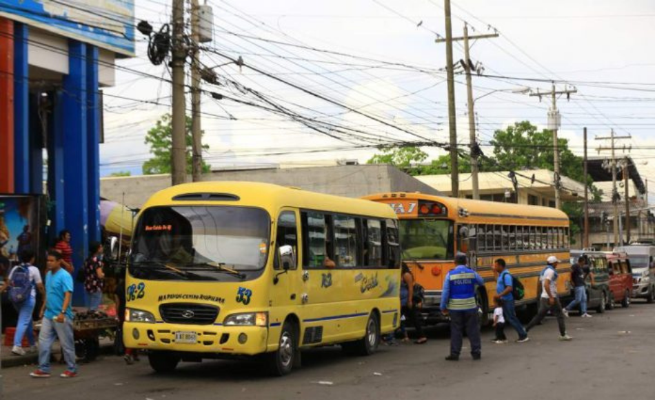 Transporte urbano se va a paro para exigir aumento al pasaje