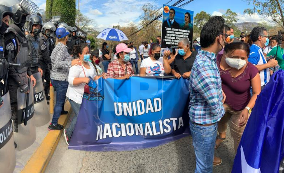 Nacionalistas llegan a la CSJ en apoyo a Juan Orlando Hernández