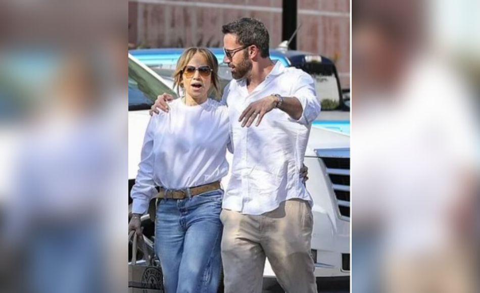 Para esta salida, JLo vistió jeans de tiro alto, acampanados, camisa blanca y unas plataformas en color café. Su look lo complementó con accesorios en color dorado, lentes de sol y una bolsa Christian Dior. 