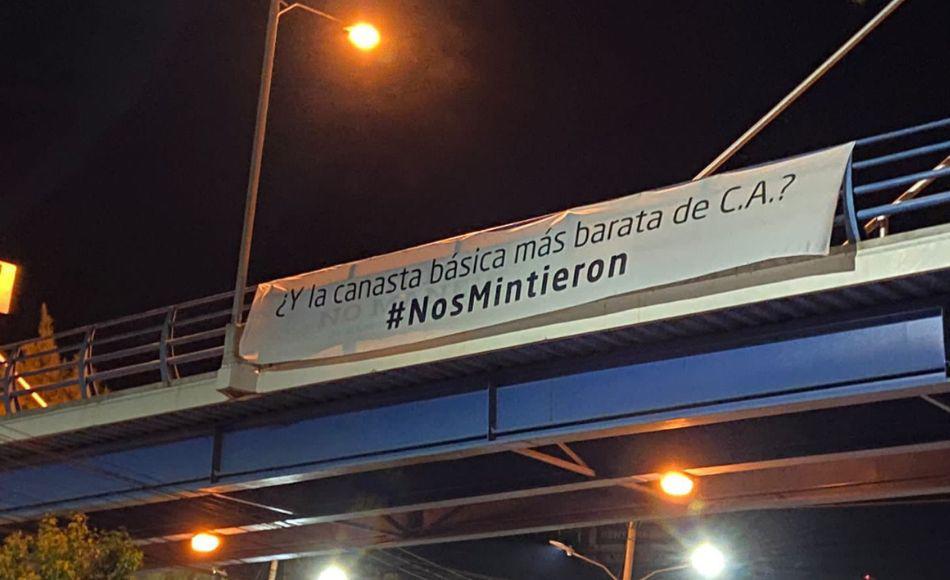 Los principales puentes de la capital amanecieron con enormes vallas con la leyenda “#NosMintieron”.