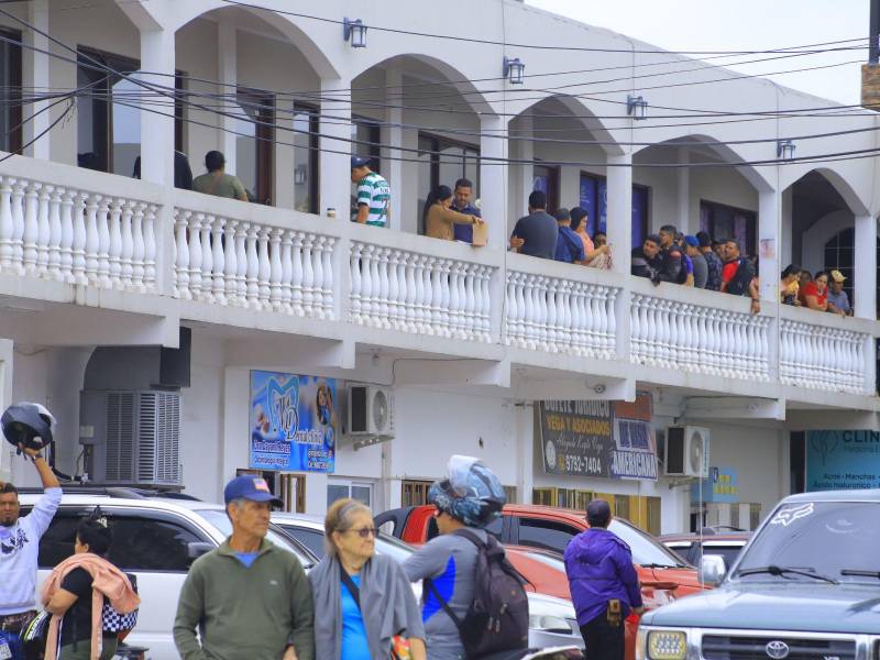 En La Entrada (Copán), Koriun opera en la segunda planta de una plaza comercial, donde diariamente recibe a clientes que llegan en vehículos, a pie o en mototaxis.