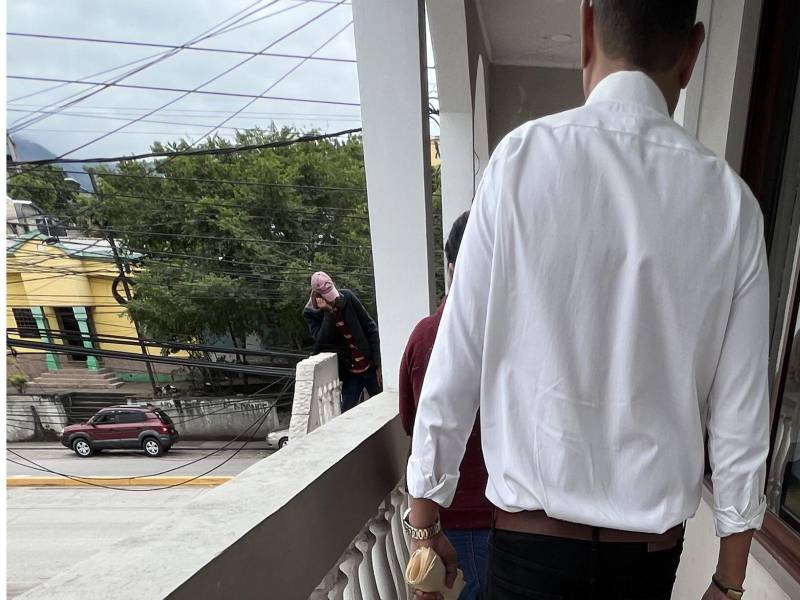 Algunos clientes portan varios folders amarillos, que según los gerentes de Koriun son indispensables, ya que contienen los contratos necesarios para reclamar su dinero.