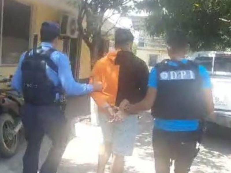 Fue aprehendido de manera flagrante por suponerlo responsable del delito de tráfico de drogas y tenencia ilegal de munición de uso comercial.