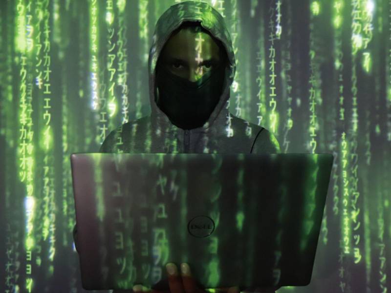 Organizaciones independientes en el extranjero comercializan por importantes sumas de dinero material sexual infantil de y de adultos en la Internet.