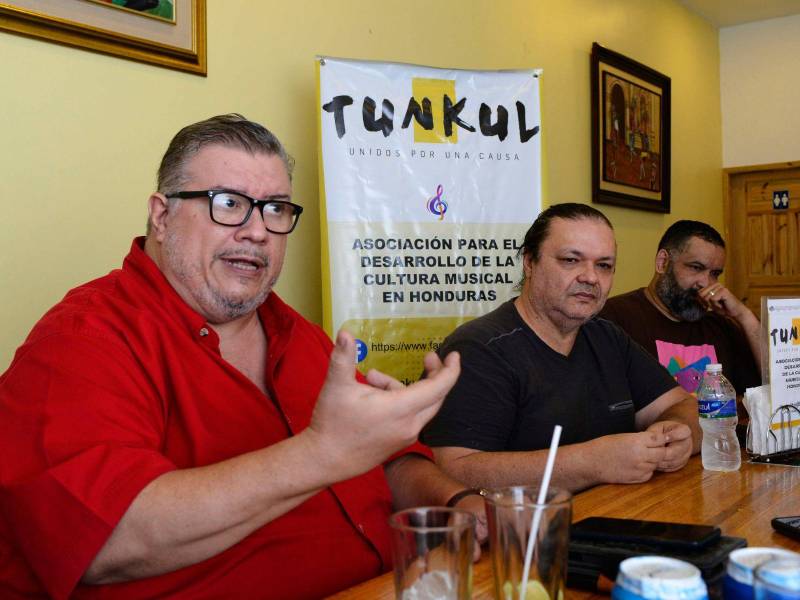 Juan Carlos Hidalgo y su equipo explicando cómo Tunkul le apuesta a la adquisición de nuevos talentos jóvenes en el país, que deseen abrirse camino en el mundo de la música.