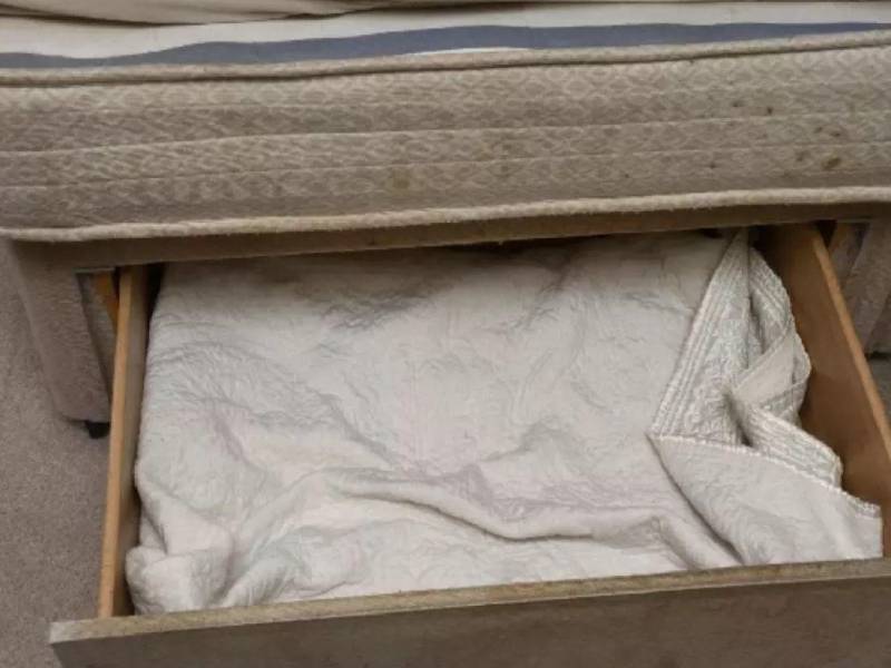 La impactante historia de una madre en el Reino Unido que mantuvo a su hija encerrada durante tres años en un cajón ha conmocionado al mundo. La pequeña, descubierta en condiciones deplorables, nunca vio la luz del sol ni tuvo contacto humano más allá de su madre. Aquí más detalles.