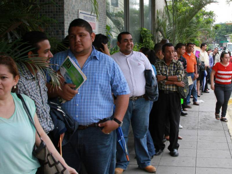 A centenares de sampedranos no les importó la lluvia y esperaron por una entrevista con currículo en mano.