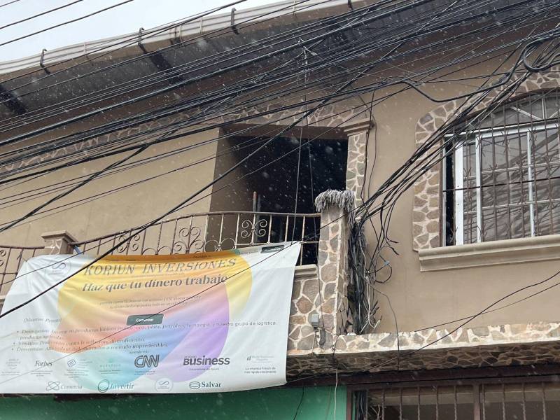 En Santa Bárbara, la financiera —que incluso ofrece inversiones en petróleo, oro y plata— opera en la segunda planta, aunque no se observa la presencia de clientes.