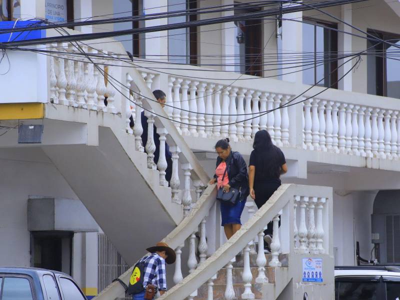Durante todo el día se registra un flujo constante de personas en La Entrada; muchas aseguran provenir de aldeas cercanas para depositar su dinero con la esperanza de obtener el tan ansiado cinco por ciento semanal.