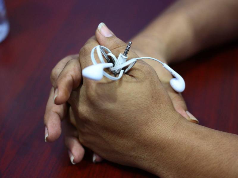 Trabaja como cocinero y ha sido testigo durante más de 30 años como sus amigos de infancia fueron seducidos y atrapados por pandillas.