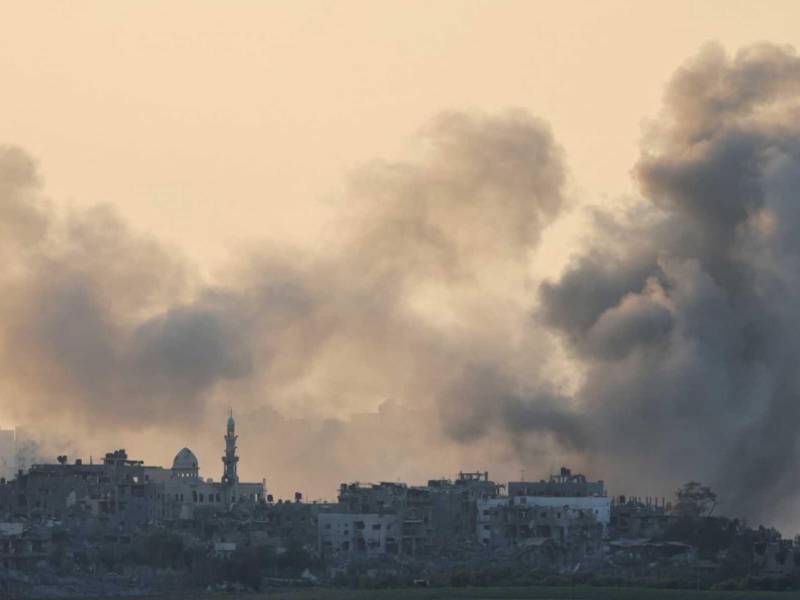 La foto muestra humo ondeando después del bombardeo israelí de un área en el enclave palestino.