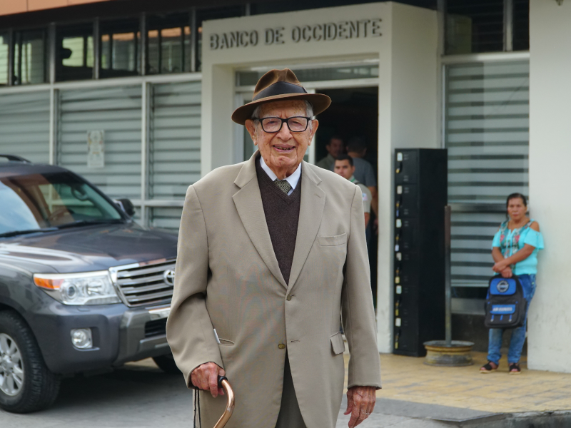 Cuando cumplió 95 años, el banquero Jorge Bueso Arias dejó entrar a Diario LA PRENSA a su despacho en la agencia madre de Banco de Occidente en Santa Rosa de Copán.