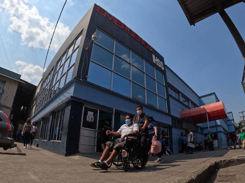 Para cumplir con la pensión mensual por vejez, el asegurado debe haber cumplido entre 60 y 65 años, y haber acreditado por lo menos 180 cotizaciones mensuales.