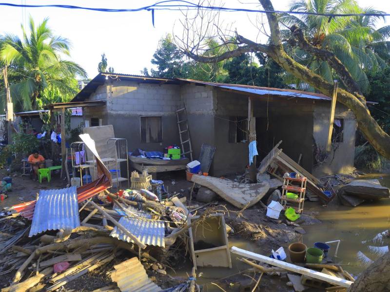 La furia de la tormenta tropical Sara dejó sumida en lodo y destrucción a la aldea La Prieta y otras aldeas de Tocoa, Colón, con cientos de familias en la desesperación. LA PRENSA Premium se trasladó hasta la zona. Aquí más detalles.