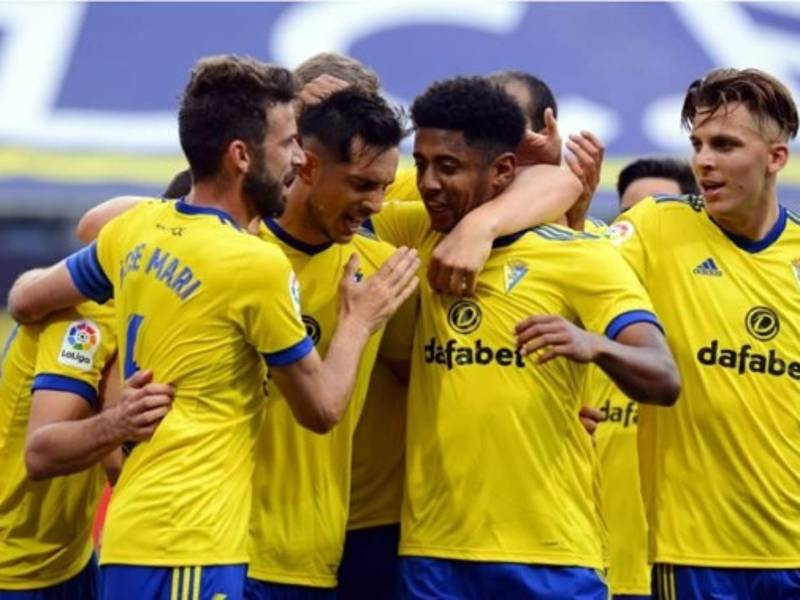 'Choco' Lozano y sus compañeros celebraron la victoria del Cádiz para sellar la continuidad en la Liga Española.