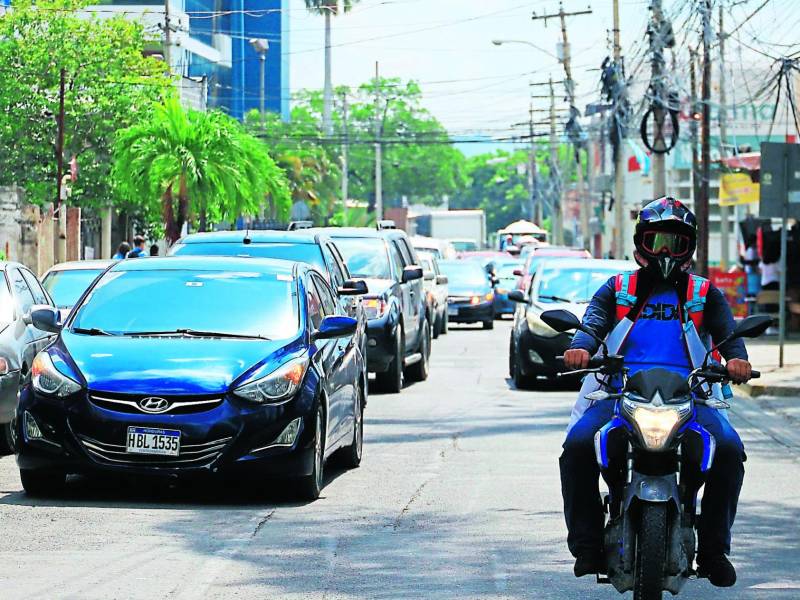 Las calles de San Pedro Sula son insuficientes ante el crecimiento vehicular. Foto: M. Cubas.