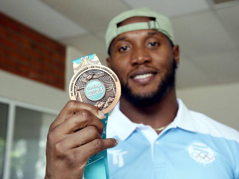 Kevin Mejía muestra con orgullo la medalla de bronce que ganó en los Panamericanos de Santiago de Chile 2023.