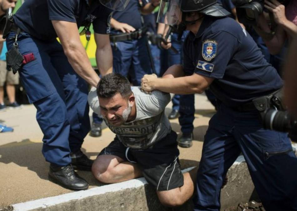 La policía ha reprimido a varios migrantes en Hungría.