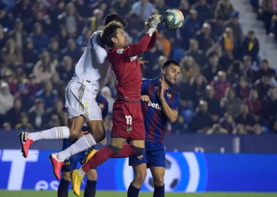 El portero del Levante, Aitor Fernández, le gana el balón a Raphael Varane.