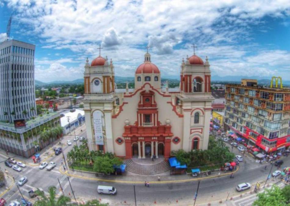 San Pedro Sula es la segunda ciudad más importante de Honduras por su vibrante actividad económica. La Capital Industrial está de aniversario al arribar el 27 de junio a su 482 aniversario de fundación.<br/>Si usted visita esta bella ciudad no se puede ir sin hacer estas 10 actividades:<br/> <br/>1. Visitar la catedral San Pedro Apóstol.<br/>Está ubicada frente al parque central general Luis Alonso Barahona de San Pedro Sula, su edificación es en cruz latina, con bóvedas que sostienen una cúpula central, la que está rodeada con las pinturas de los apóstoles. FOTOS LA PRENSA