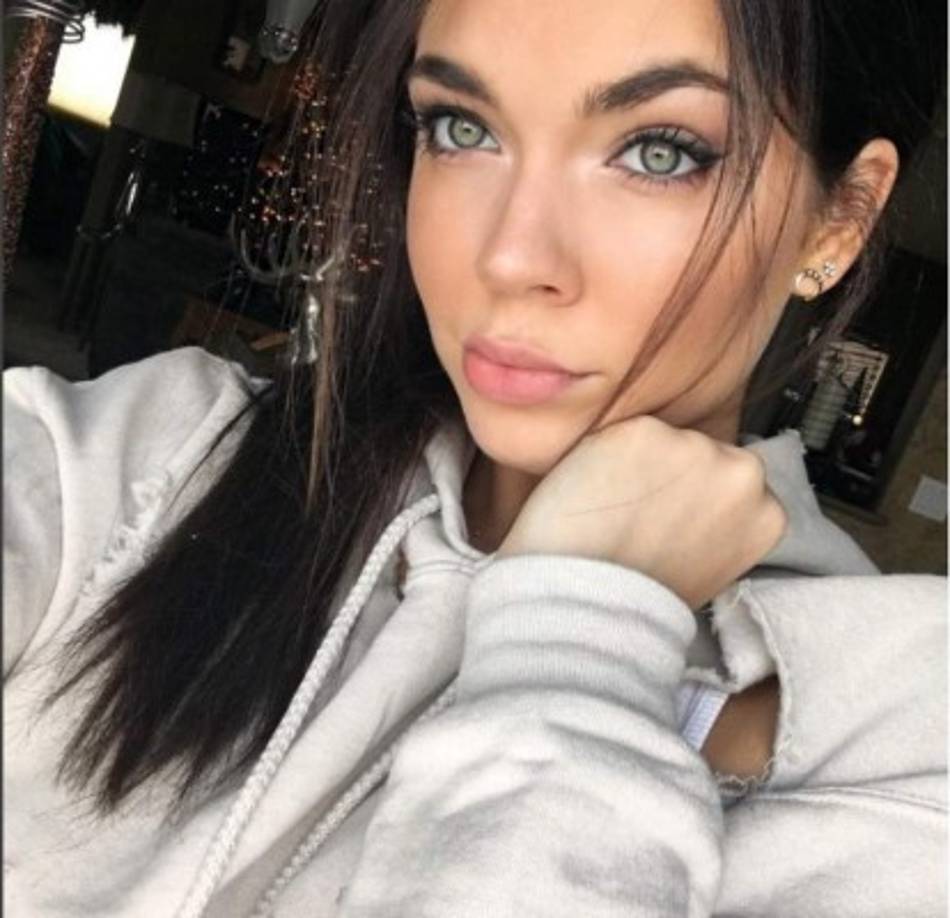 La maniquí estadounidense cautiva a sus fans con sus penetrantes ojos claros.