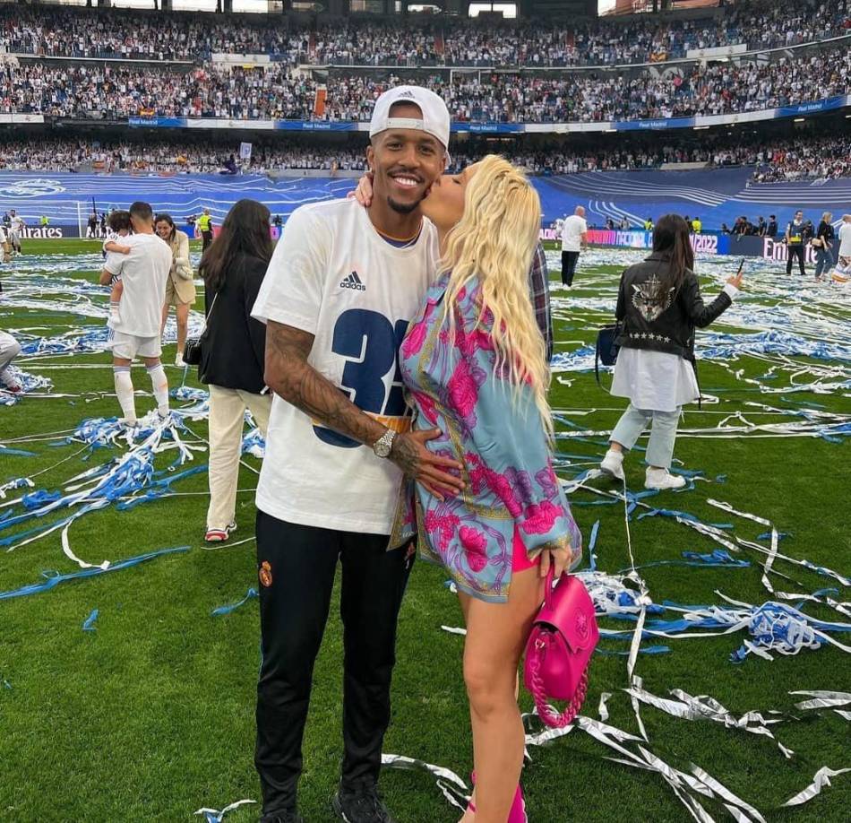 La bella Karoline Lima es la novia del defensor brasileño Eder Militao del Real Madrid. La chica lo acompañó en los festejos que realizaron los jugadores tras conquistar la Liga de España.