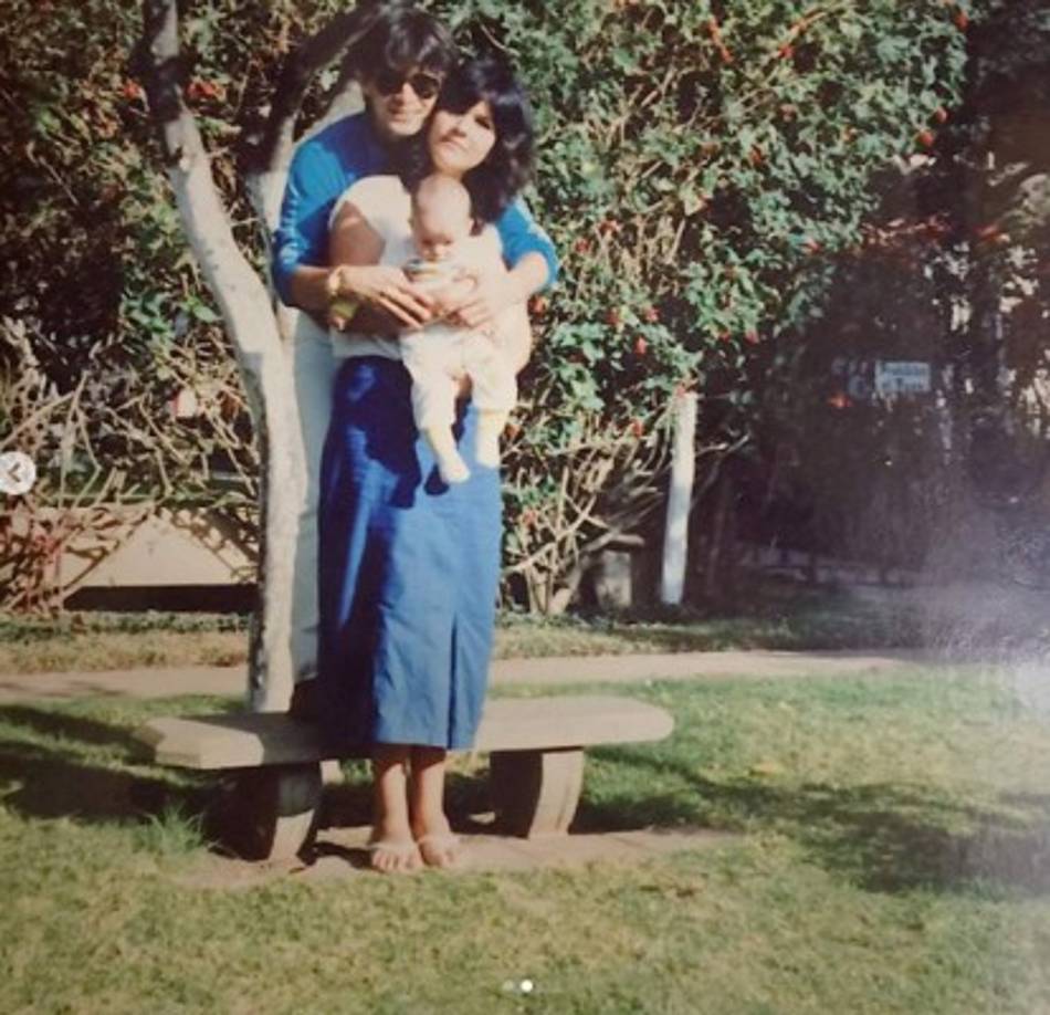 En una de las fotos la pareja Luna posa con su primer hijo Carlos de tan solo meses. 'Hace 30 años tuve el privilegio de ser mamá por primera vez, una experiencia tan linda y maravillosa! Recuerdo que ese día junto con mi esposo, @pastorcashluna, estábamos muy contentos y emocionados por la llegada de nuestro primogénito', escribió la pastora.