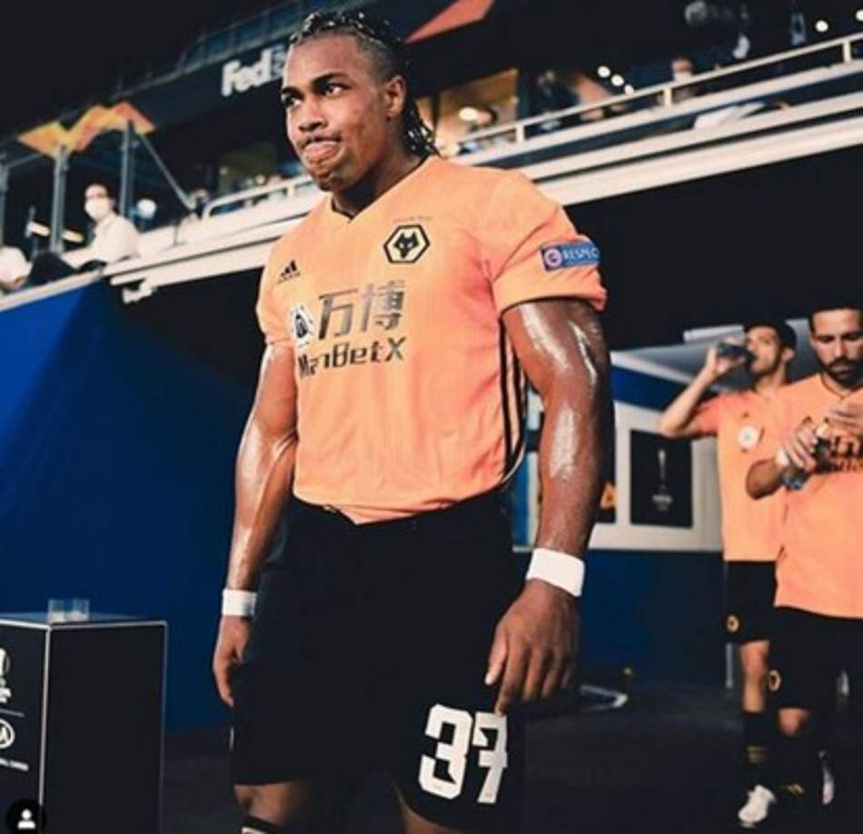 Adama habló en su día con los preparadores físicos de los Wolves y les pidió consejos para evitar que su velocidad fuera cortada por los defensores con agarrones y faltas que, en una liga de la dureza de la Premier League, están permitidas y que pueden ocasionarle más lesiones en el hombro. El acuerdo al que llegó con los fisios del equipo fue que antes de los partidos empaparía sus brazos con aceite para bebés, con lo que los rivales tendrían muchos más problemas al agarrarle.