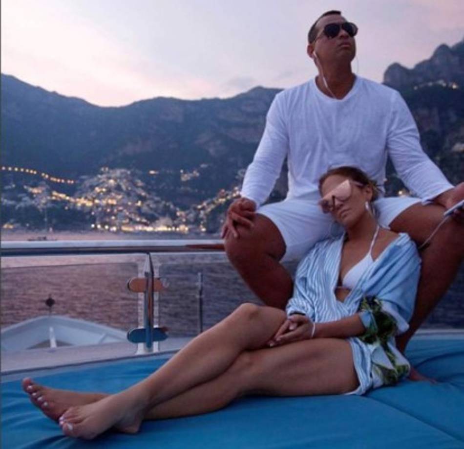 La pareja disfrutó del sol en la isla de Capri en un lujoso yate.