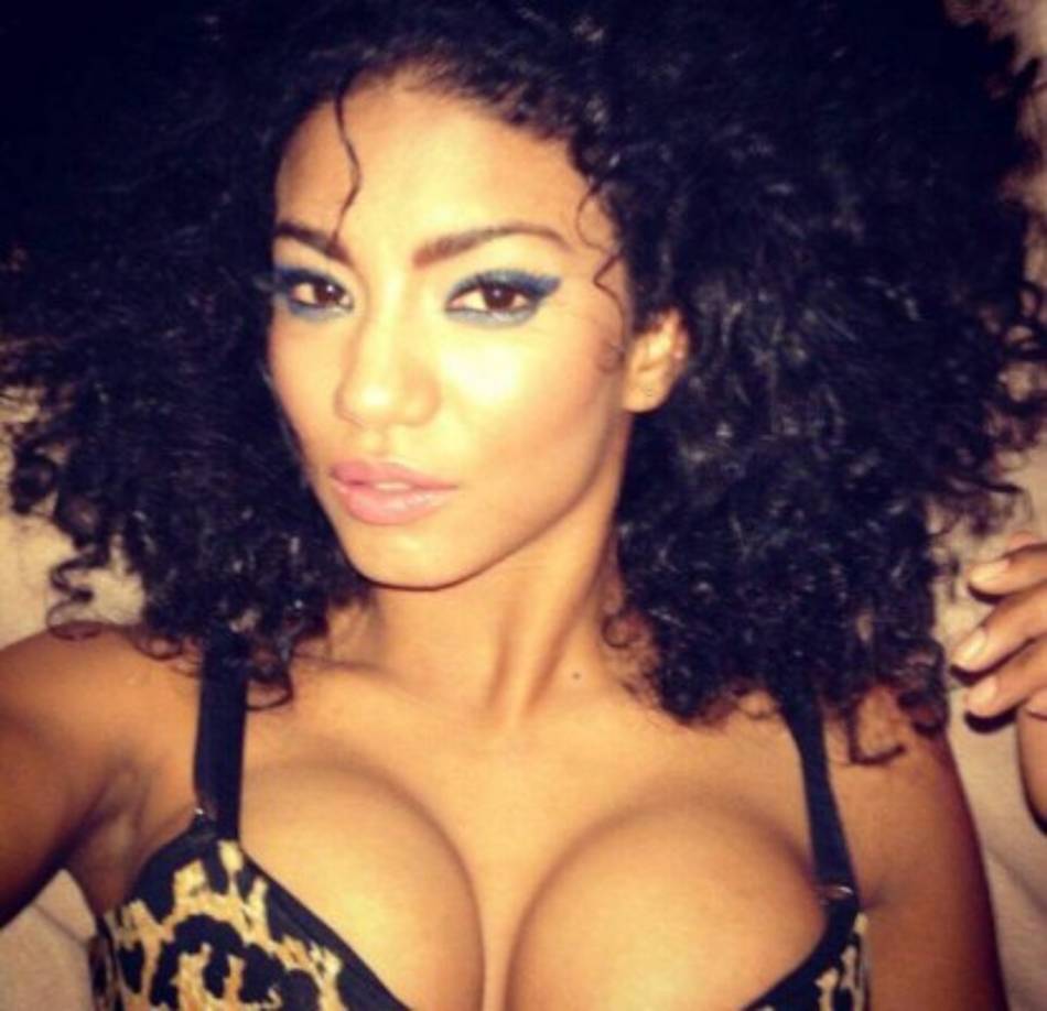 Luego le preguntó al jugador por la altura ('1,70 rasguñando') y el número de calzado, quedó además en ir a visitarlo. La excusa: unas clases de bachata: 'Si usted no sabe, no importa. Yo le enseño', le avisó la centroamericana a Acosta.