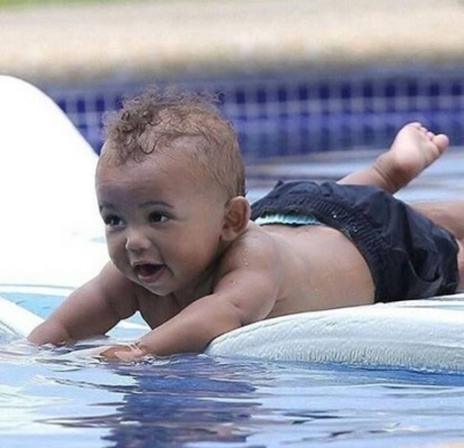 Kendall también quiso hacer uso de su página persona para escribir: “Saint, ¡no puedo creer que ha pasado un año desde que llegaste a nuestras vidas! Eres la adición más dulce a la familia. Aunque todavía eres muy joven, ya tienes la personalidad más feliz e increíble. ¡Te amo!”.