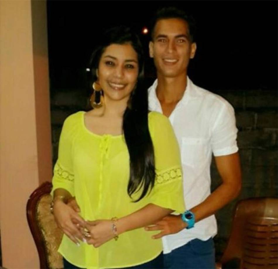 El mediocampista Marcelo Canales del Olimpia con su amada esposa.