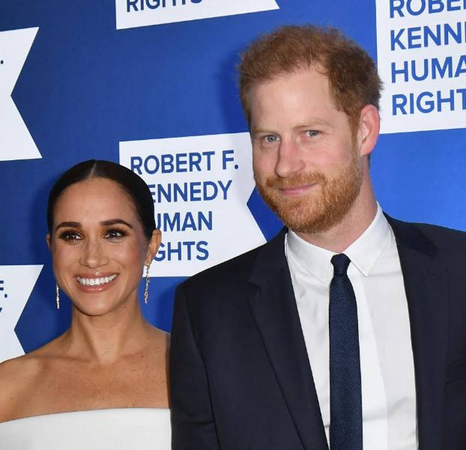 Meghan y Harry mantienen tensas relaciones con la familia real británica tras acusarlos de racismo y revelar varios secretos de Carlos y William en un documental de Netflix y en un libro de memorias del hijo menor del rey británico.