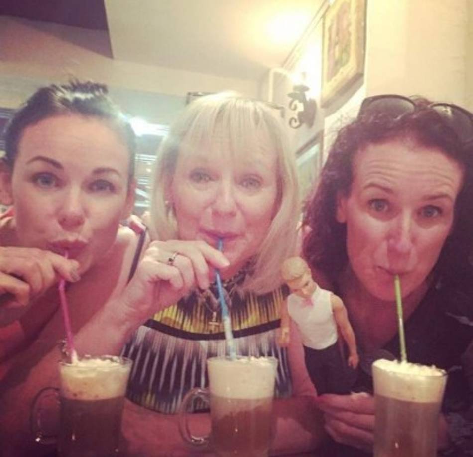 Riordan era muy querida por sus amistades, mismas que se han volcado en sus redes sociales para lamentar el hecho.