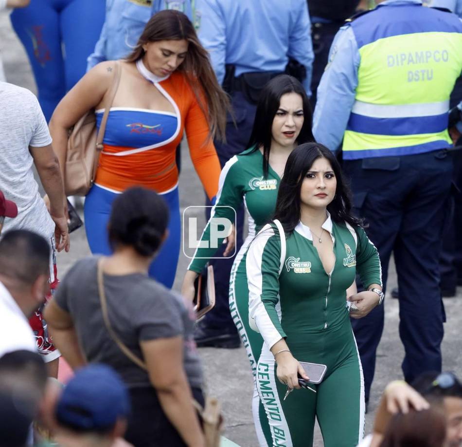 Bellas edecanes fueron sensación en el ‘Clásico de las emes’ Marathón-Motagua.