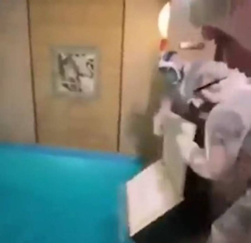 Esto resultó ser un grave error, ya que la combinación del hielo seco con el agua, que tenía cloro, se tornó en un coctel mortal de dióxido de carbono que mató a las tres personas.