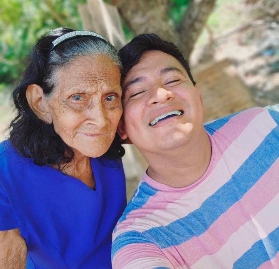Jonathan Osorto, tiktoker hondureño ha confirmado que su abuelita doña Isabel Montoya, conocida popularmente en sus ocurrentes videos en Tiktok como “Mamita” ha fallecido el domingo en la ciudad de Choluteca.