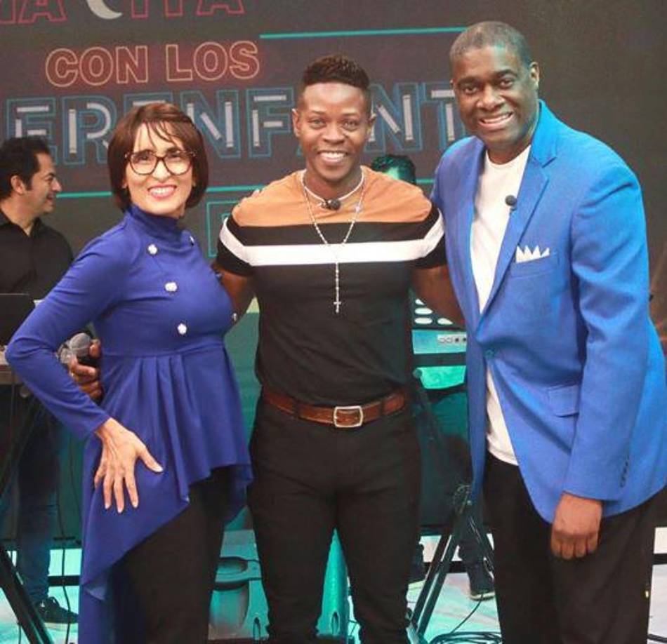 Lo que ocurrió fue que Meléndez subió al escenario para interpretar algunos de los éxitos musicales del artista, pero cuando Romeo Santos le pidió que cantara, él dijo no conocer la letra de la canción “Eres mía”.