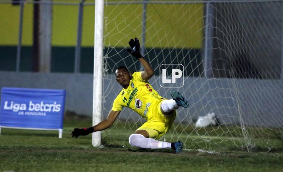 Rafa Zúniga viendo el balón entrar a su portería tras el penal de Cristian Sacaza.