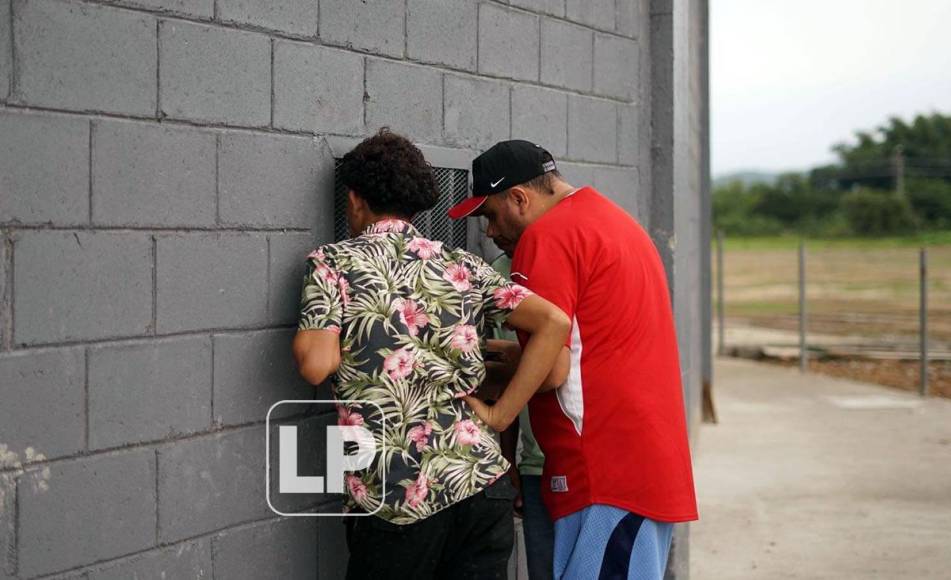 Muchos aficionados se hicieron presente en el estadio y compraron sus boletos en la taquilla.